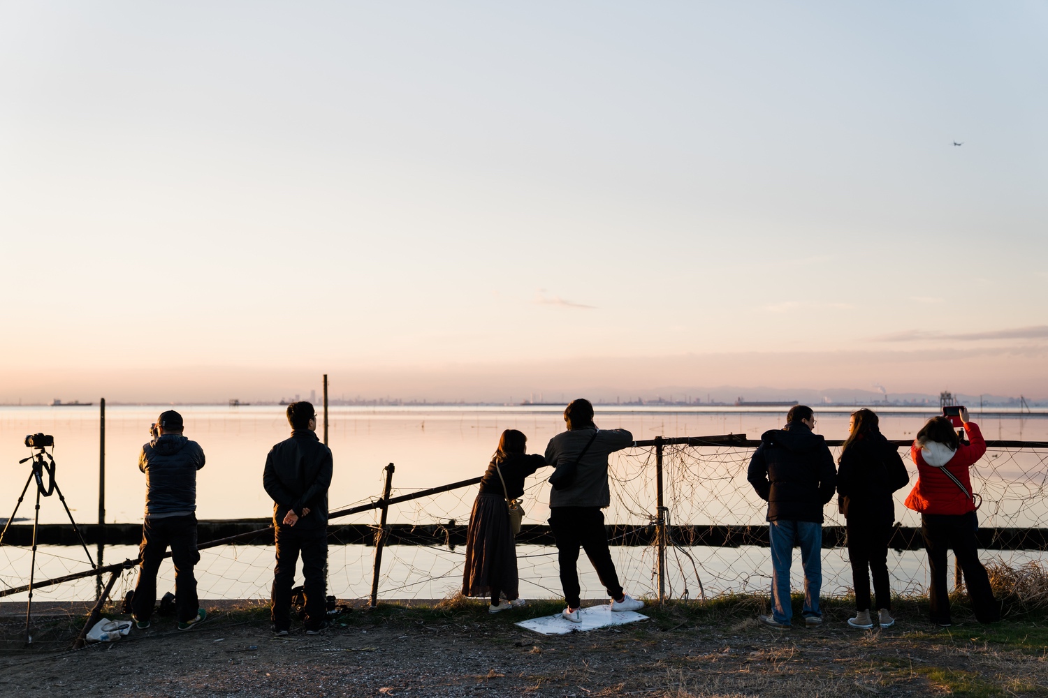 江川海岸で夕景を眺める人々