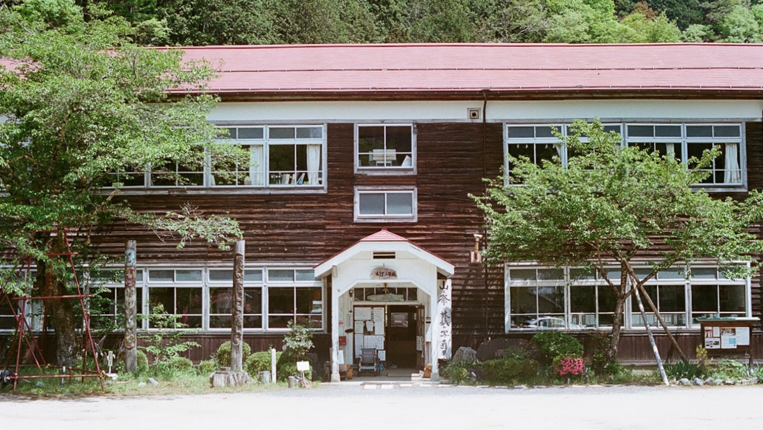 山奥にひっそりある廃校「旧木沢小学校」に古き良きロマンを感じる