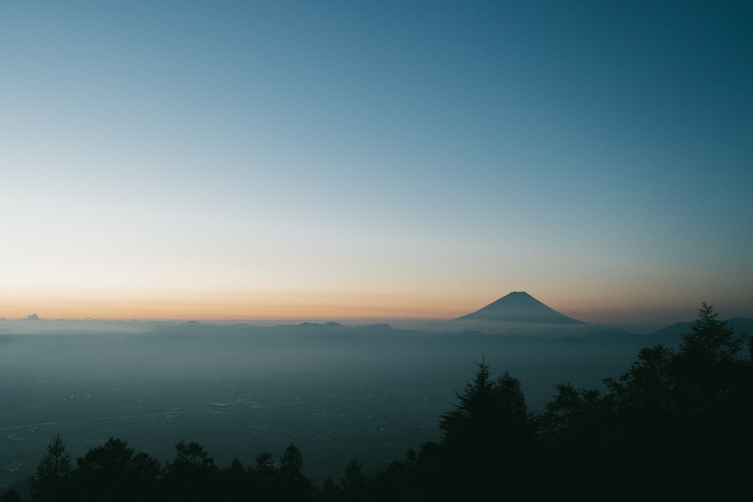 朝日を待つ富士山