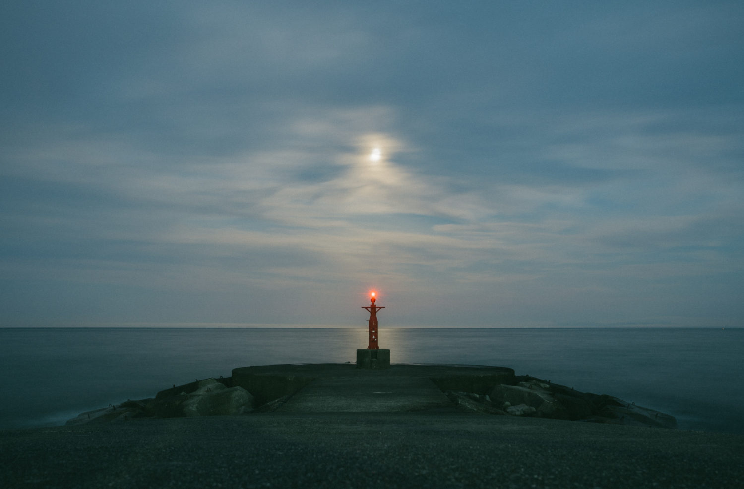 月明かりに照らされる荒久の灯台