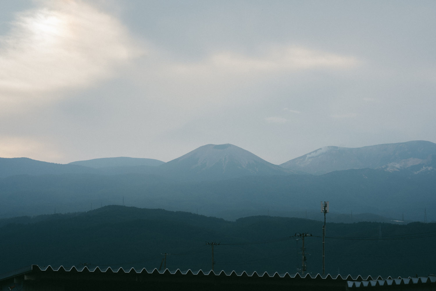 福島市の市街地から見た富士山のような見た目の吾妻小富士
